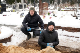 Siarczyste mrozy to gigantyczne wyzwanie dla grabarzy. Tak pracują na Podlasiu