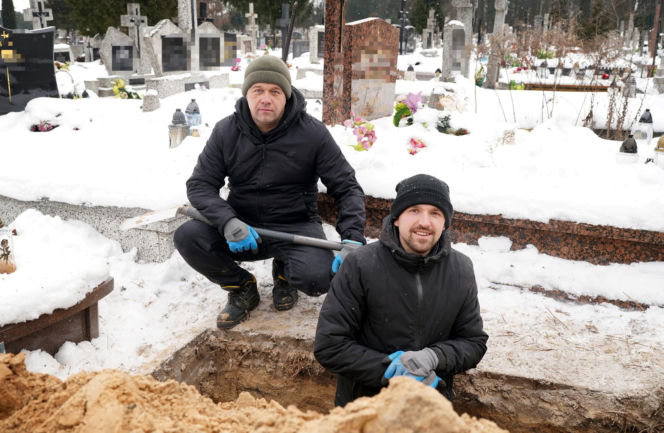 Siarczyste mrozy to gigantyczne wyzwanie dla grabarzy. Tak pracują na Podlasiu