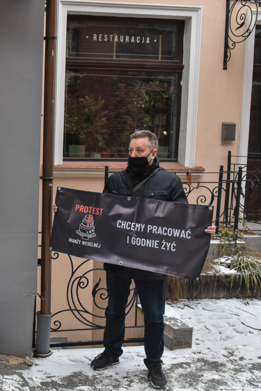 Protest branży weselnej w Toruniu. List do rządu, postulaty i tort