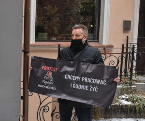 Protest branży weselnej w Toruniu. List do rządu, postulaty i tort