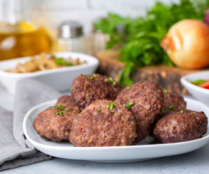 Frykadelki nadziewane kiełbasą i ogórkiem, duszone w aromatycznym sosie grzybowym. Sprawdzą się też w święta!