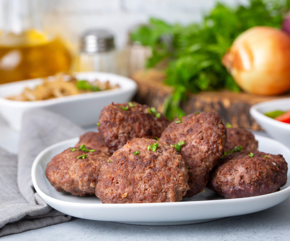 Frykadelki nadziewane kiełbasą i ogórkiem, duszone w aromatycznym sosie grzybowym. Sprawdzą się też w święta!