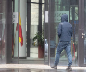 Antek Królikowski z mamą załatwia formalności pogrzebowe