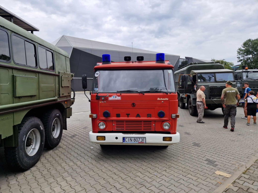 Oglądaliśmy w Bydgoszczy zabytkowe STAR-y. Wyjątkowe samochody ruszyły w Polskę