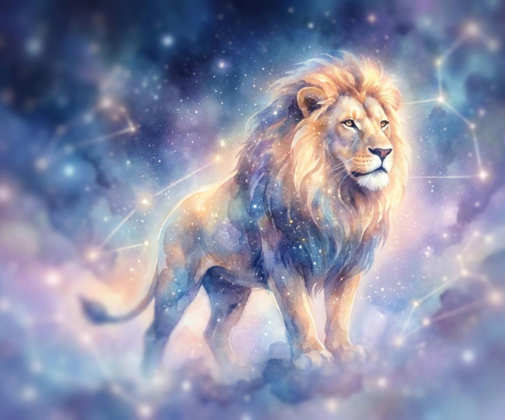 Lew, znak zodiaku w formie majestatycznego zwierzęcia o złotej grzywie, stojący wśród rozgwieżdżonych, mglistych obłoków, z konstelacjami na fioletowo-niebieskim tle. Artykuł o horoskopie dziennym Lwa na 26 czerwca przeczytasz na naszym portalu.