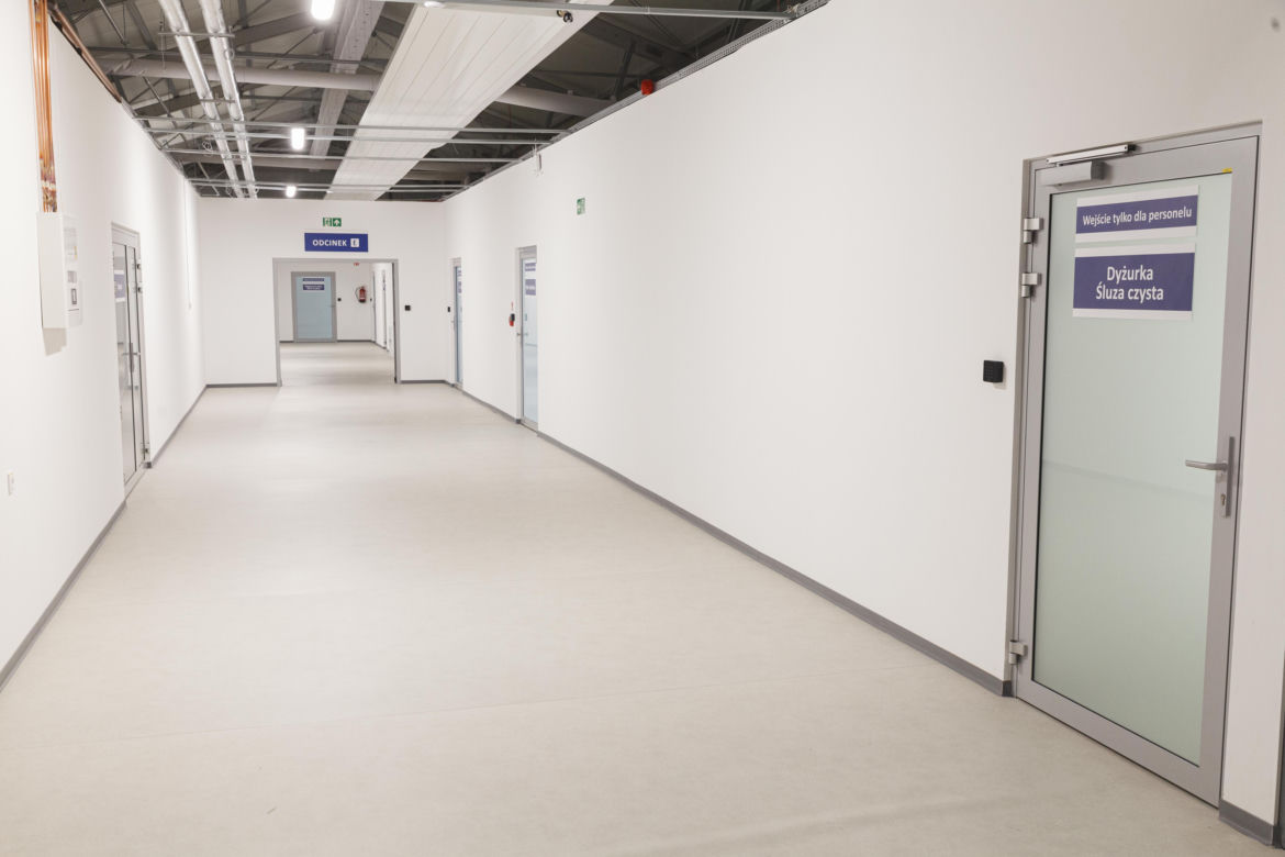 Szpital tymczasowy we Wrocławiu zaczyna przyjmować pierwszych pacjentów