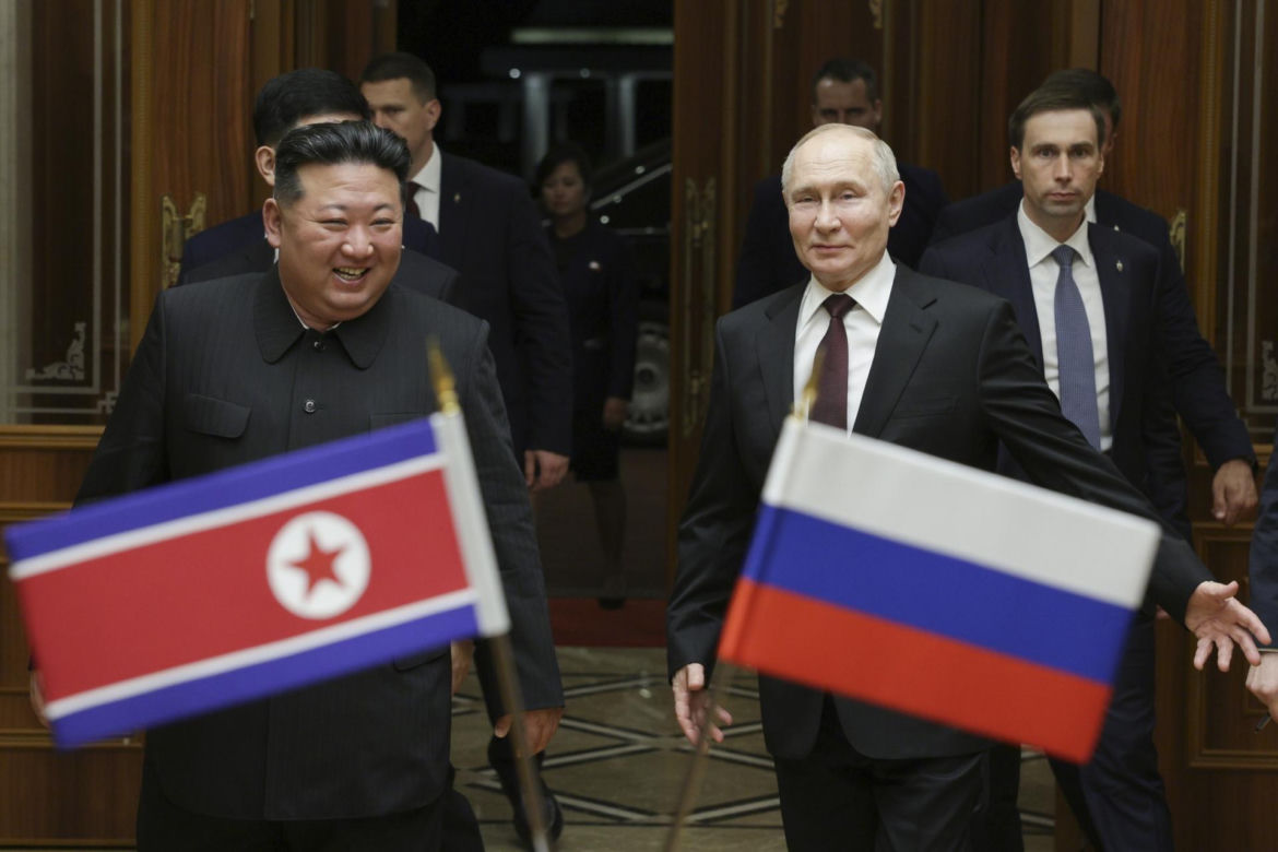 Putin w objęciach Kim Dzong Una! "Przyjacielska pogawędka"