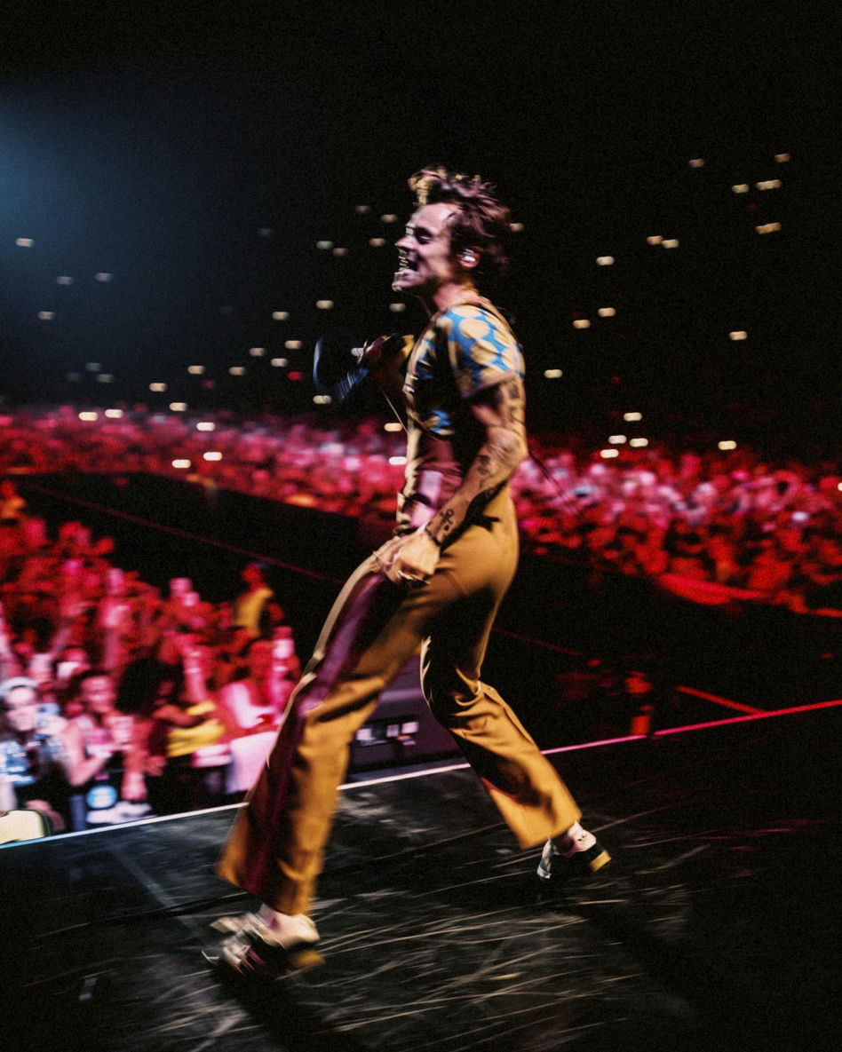 Harry Styles ŚCIĄŁ swoje piękne, długie włosy. Jest prawie ŁYSY!