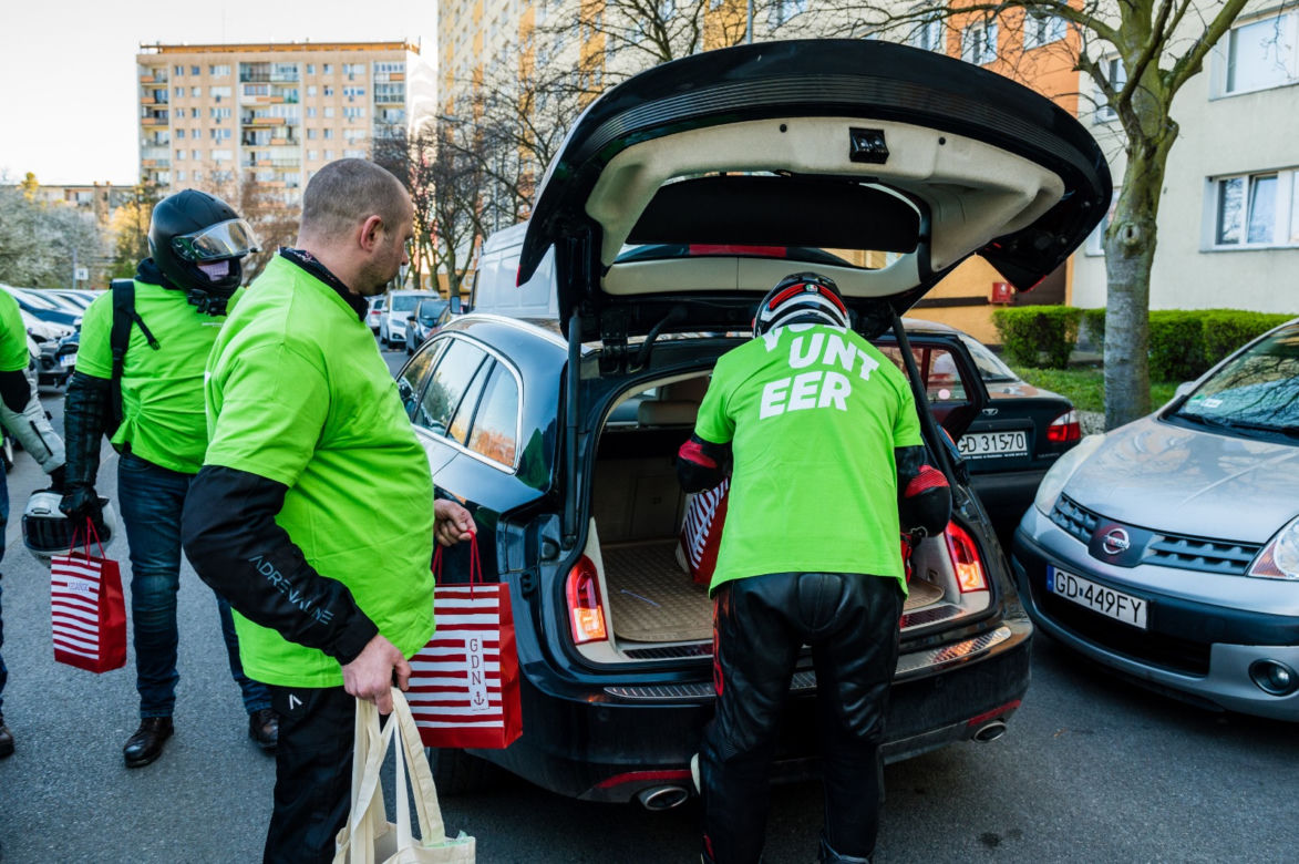 Koronawirus w Trójmieście. Jeżdżą na motorach i pomagają seniorom