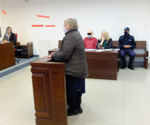 CHCIAŁ ZABIĆ WŁASNĄ MATKĘ!  KRZYSZTOF W. RZUCIŁ SIĘ NA STARUSZKĘ Z SIEKIERĄ, BO NIE CHCIAŁA MU POMÓC