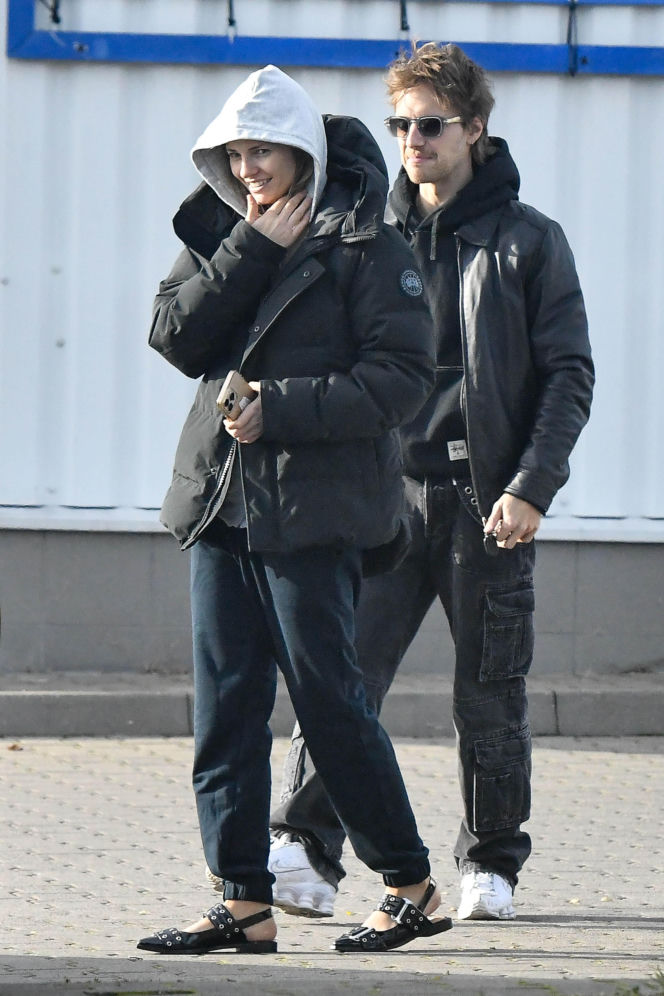 Maciej Musiał najpierw pieści auto, potem dziewczynę