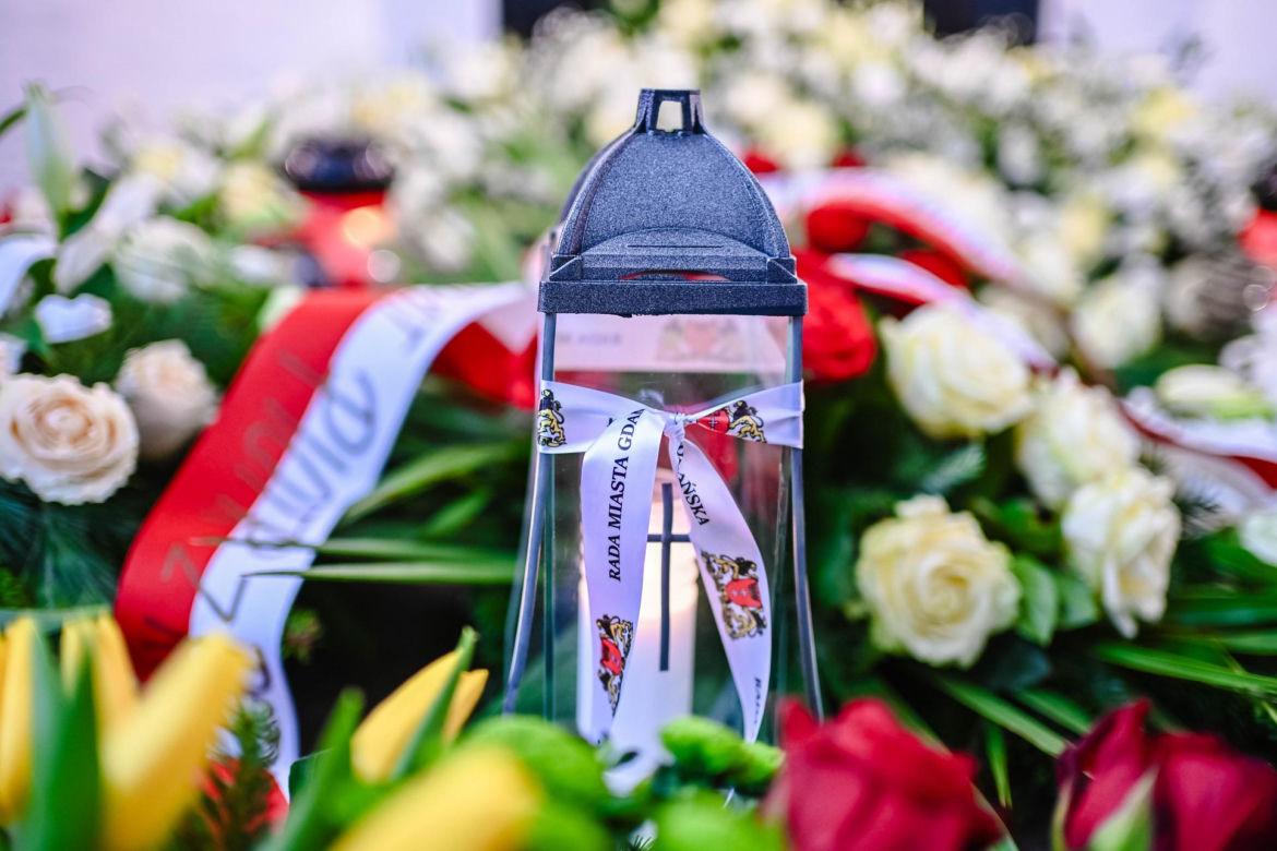 Grób Pawła Adamowicza i miejsce zamachu w szóstą rocznicę tragedii