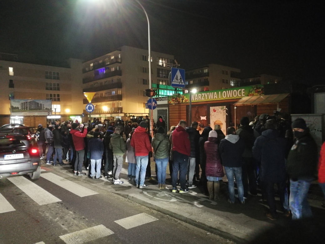 Morze zniczy przed warzywniakiem pana Stasia w Ząbkach