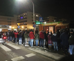 Morze zniczy przed warzywniakiem pana Stasia w Ząbkach
