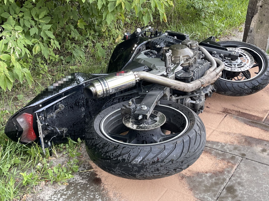 Znany tiktoker cudem uniknął śmierci! Jego motocykl sunął 100 metrów po chodniku