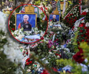 Zobaczyliśmy grób Jacka Magiery dwa dni po pogrzebie. Mnóstwo szalików i ta szczególna czapka. Trudno opanować łzy 