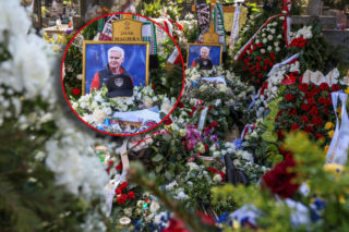 Zobaczyliśmy grób Jacka Magiery dwa dni po pogrzebie. Mnóstwo szalików i ta szczególna czapka. Trudno opanować łzy 