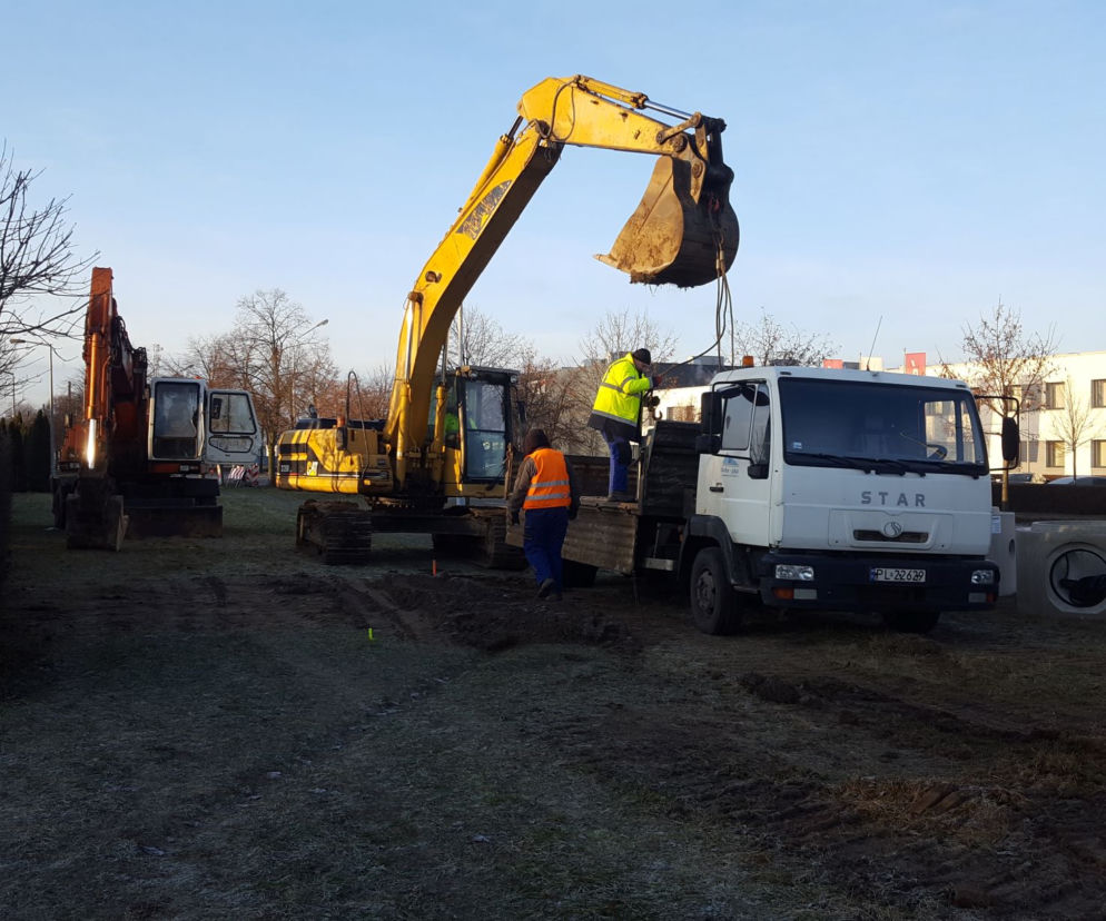 Ciężki sprzęt już na placu budowy. Rozpoczyna się przebudowa Fabrycznej w Lesznie