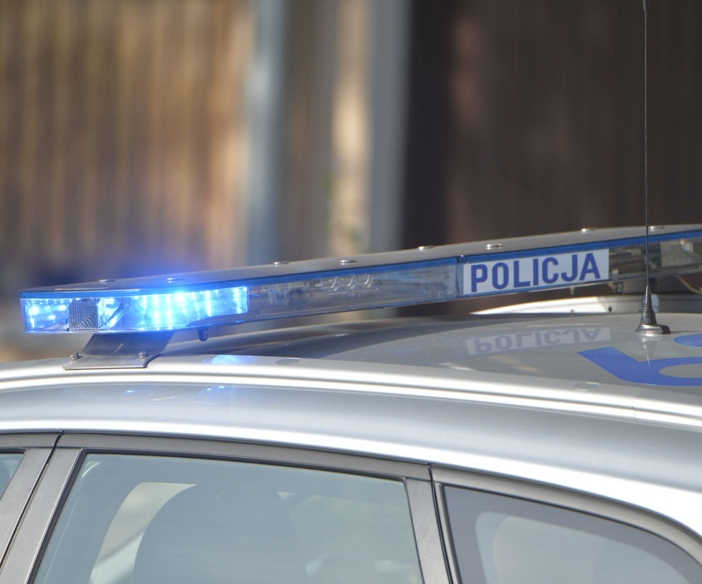 Policja radiowóz interwencja wypadek stłuczka taśma policyjna kogut policyjny