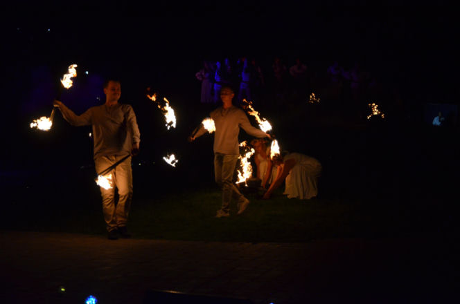 Pokaz fireshow w wykonaniu tancerzy i tancerek Teatru Ognia „Mantra” z Makowa Mazowieckiego