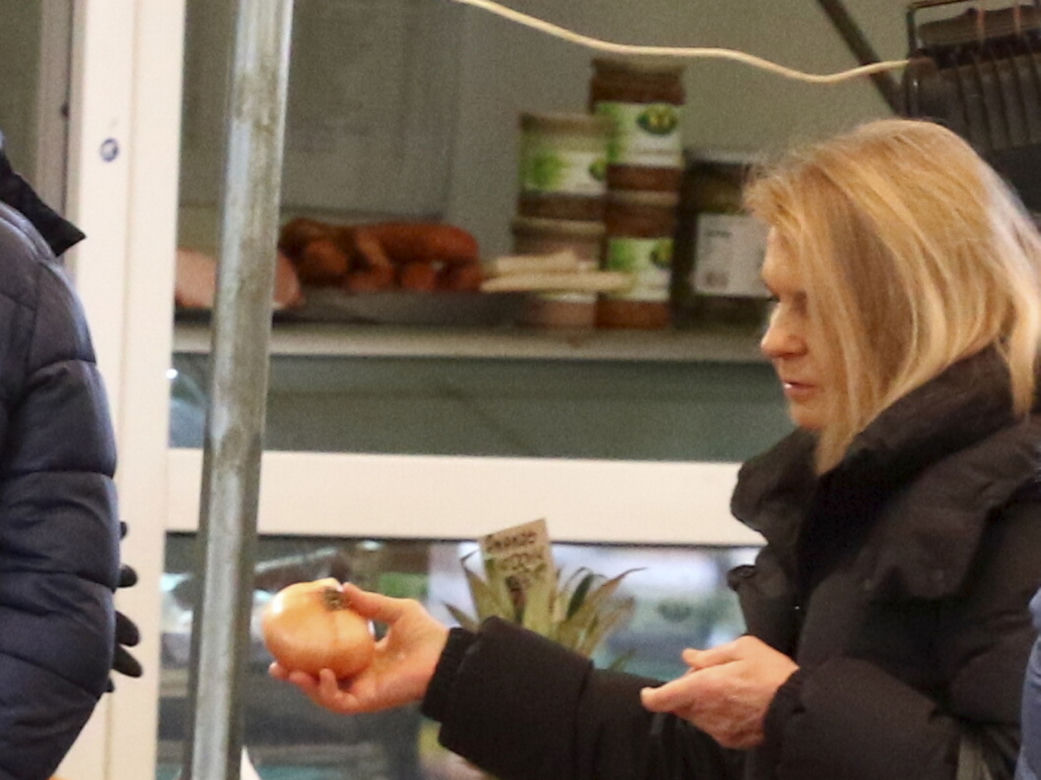 Małgorzata Tusk. Zakupy na bazarku