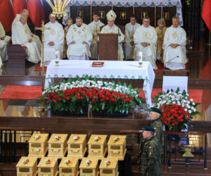 Szok po tragedii w Łodzi. Dziesięć malutkich trumienek na pogrzebie. Tego widoku nie da się wyrzucić z głowy