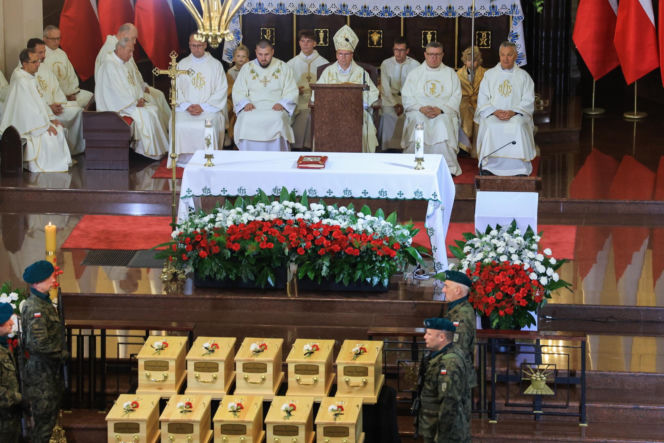 Szok po tragedii w Łodzi. Dziesięć malutkich trumienek na pogrzebie. Tego widoku nie da się wyrzucić z głowy