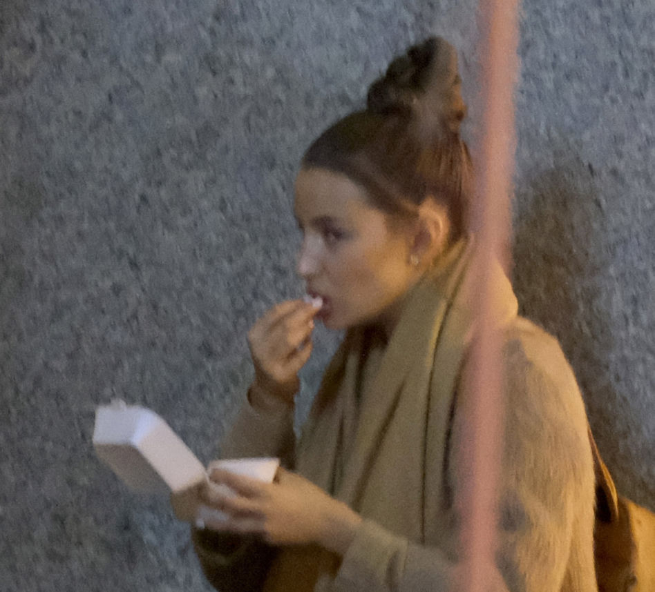 Julia Wieniawa  wieczorową porą je frytki