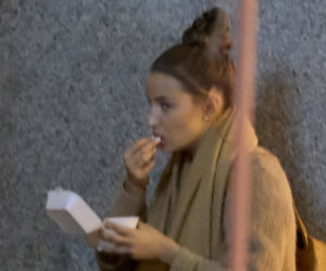 Julia Wieniawa  wieczorową porą je frytki