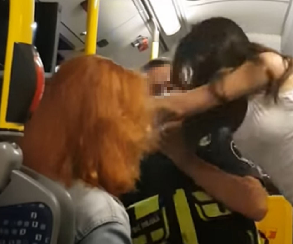 Dramat w autobusie. Strażnicy zakuli w kajdanki kobietę za brak kagańca. Wyciekło nagranie