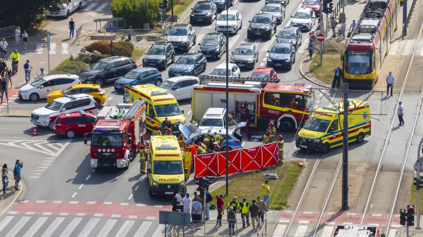 Wypadek radiowozu w Warszawie. Cztery osoby ranne, w tym policjanci