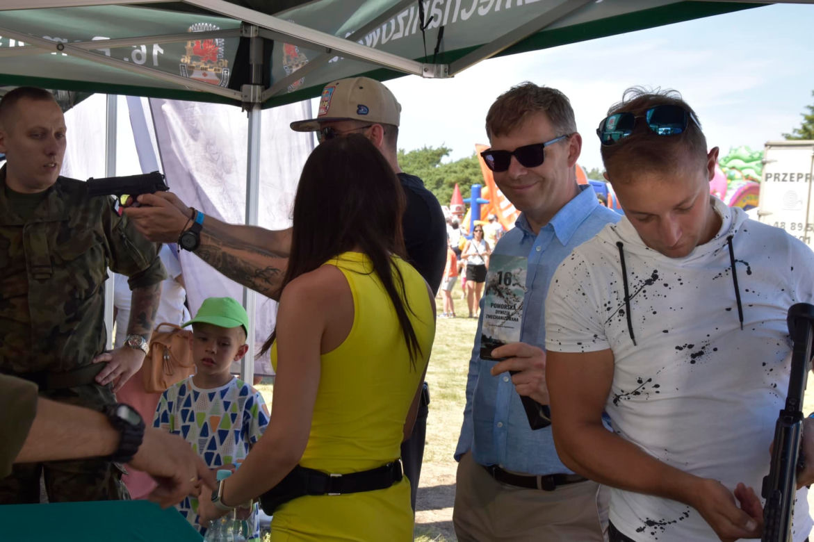 Rodzinny Piknik Lotniczy w Gryźlinach 2023. Lotnicy-akrobaci zachwycili publiczność