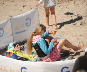 Anna Guzik z rodziną na plaży