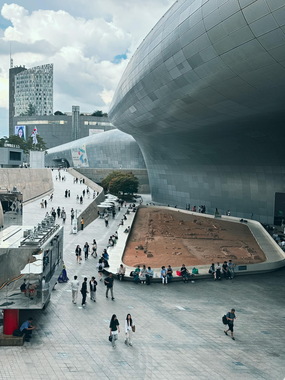 Zaha Hadid i jej Dongdaemun Design Plaza w Seulu