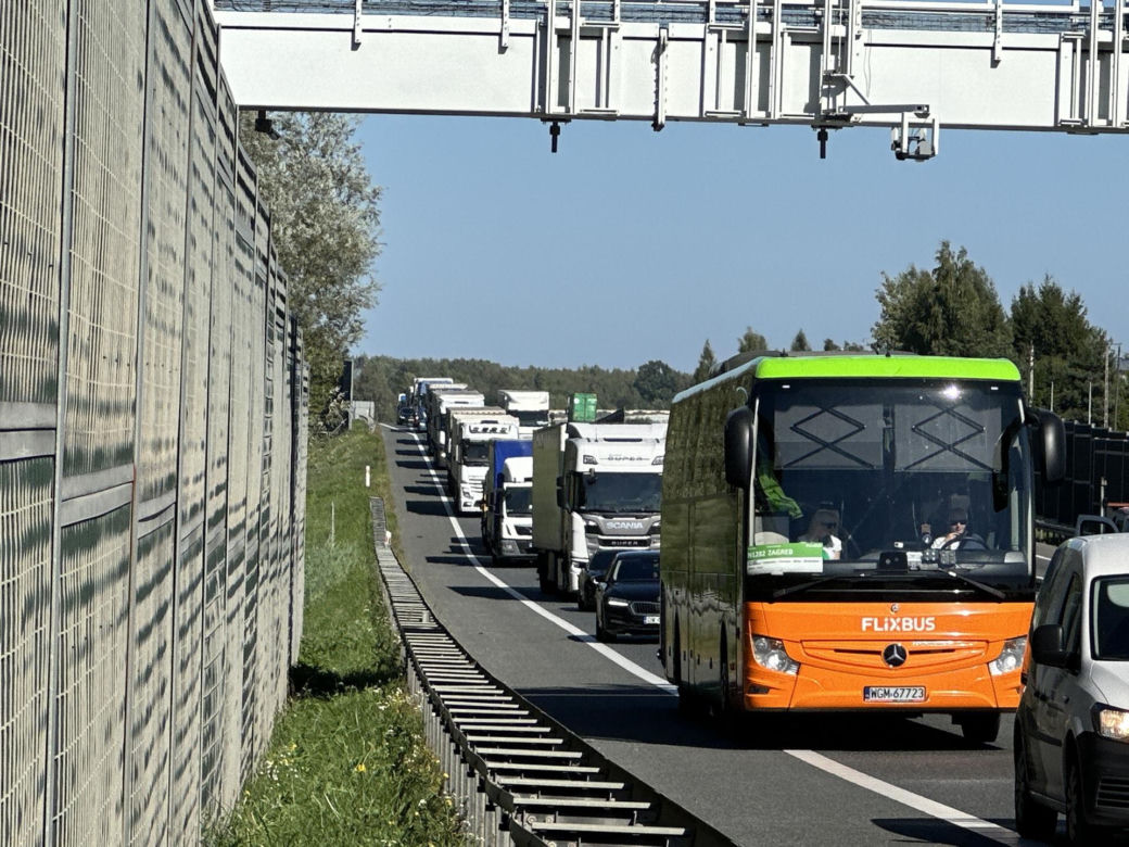 Tragiczny wypadek na S8. Kierowca TIR-a uderzył w barierki. Mężczyzna nie żyje