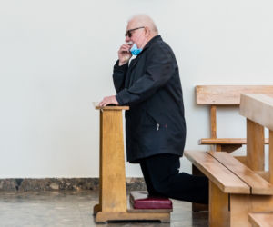 Lech Wałęsa zdjął maseczkę w kościele [ZOBACZ ZDJĘCIA]