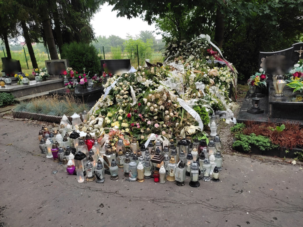 Menadżer Sylwii Peretti podnosi alarm: dewastacja! Tak wygląda grób Patryka 5 dni po pogrzebie