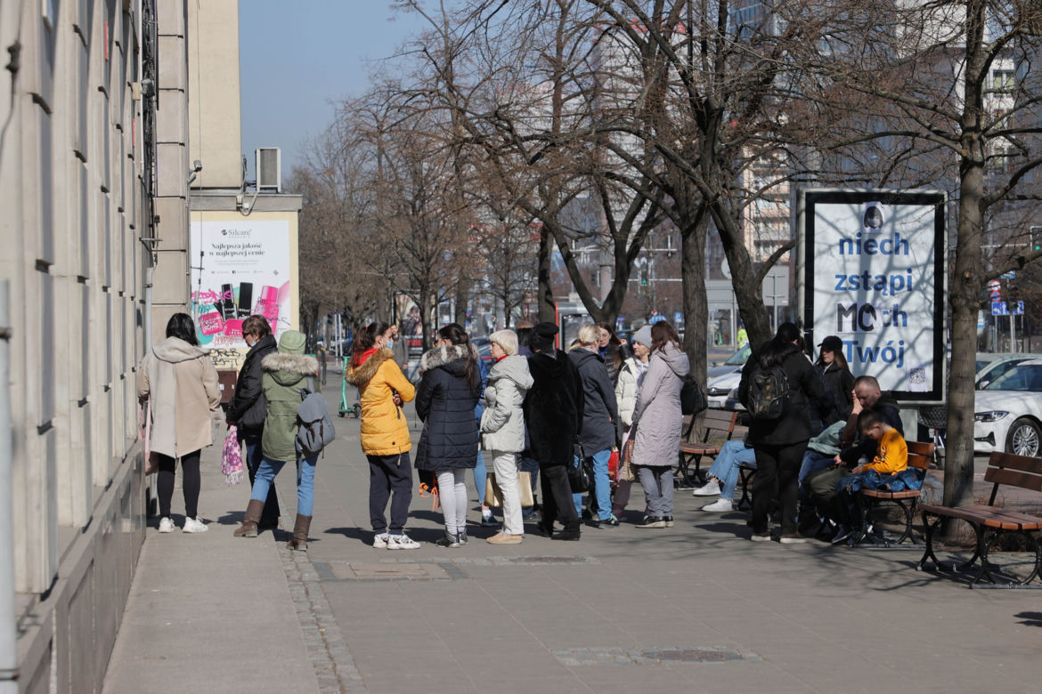  Kolejki pod urzędem pracy dla uchodźców. Chętnych przybywa, ofert coraz mniej