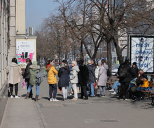  Kolejki pod urzędem pracy dla uchodźców. Chętnych przybywa, ofert coraz mniej