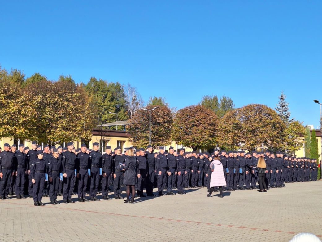 Uroczyste zakończenie szkolenia policyjnego w Katowicach. Ponad 200 nowych policjnatów