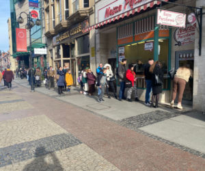 Tak wrocławianie obchodzili Tłusty Czwartek. Nie starczyło pączków! [ZDJĘCIA]