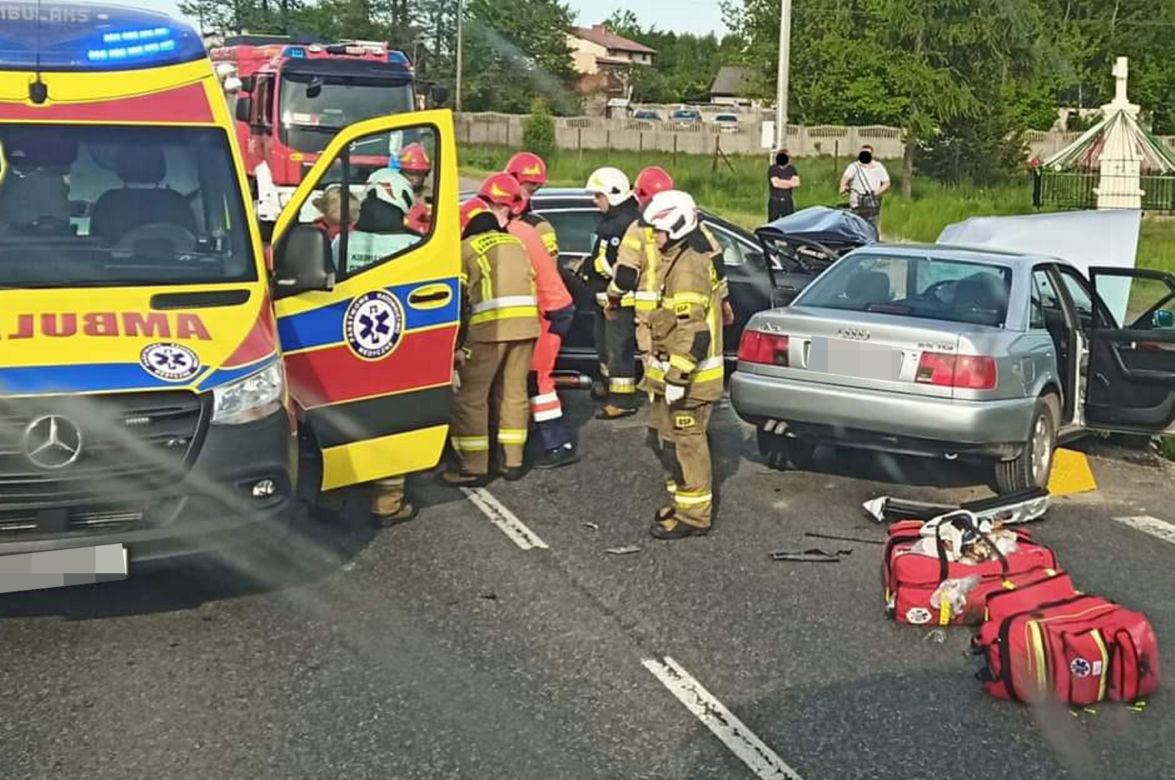 Potworne zderzenie pod Radomiem. Kierowca audi zmarł w szpitalu! [ZDJĘCIA].