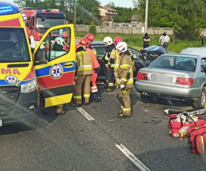 Potworne zderzenie pod Radomiem. Kierowca audi zmarł w szpitalu! [ZDJĘCIA].