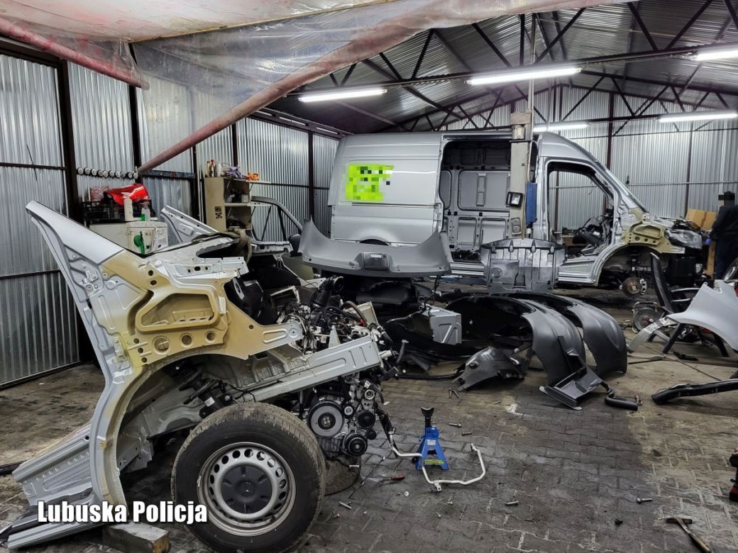 Żarscy policjanci rozbili dziuplę. W niej auta warte kilka mln złotych