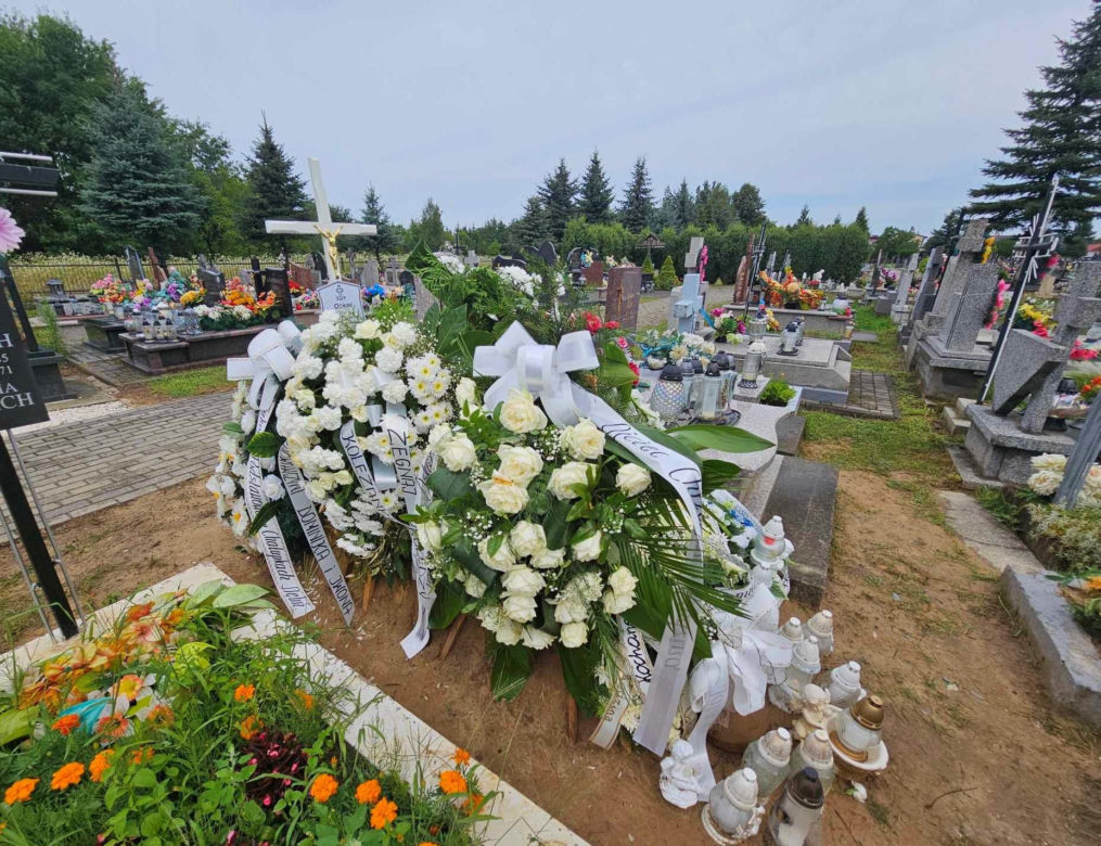Grób 8-letniego Oskarka utonął w białych kwiatach. Chłopca strzegą malutkie aniołki