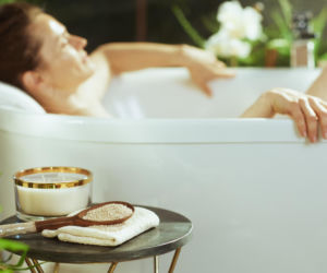 Kąpiel w soli morskiej wcale nie detoksykuje? Naukowcy obalają mit, ale wskazują na inny genialny efekt