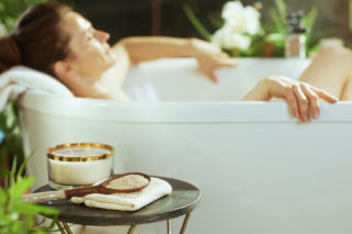 Kąpiel w soli morskiej wcale nie detoksykuje? Naukowcy obalają mit, ale wskazują na inny genialny efekt