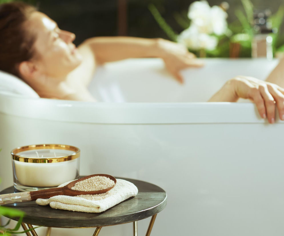 Kąpiel w soli morskiej wcale nie detoksykuje? Naukowcy obalają mit, ale wskazują na inny genialny efekt