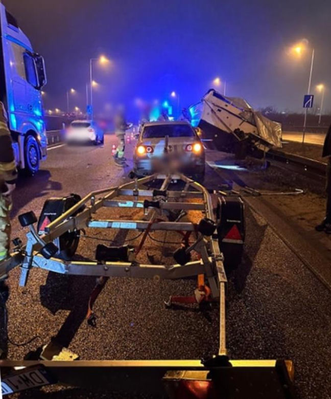  Ciężarówka staranowała… motorówkę na zjeździe z autostrady