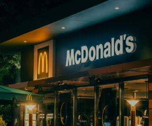 Specjalne strefy inspirowane serialem Przyjaciele w McDonald’s. Pojawią się w kilku miastach!